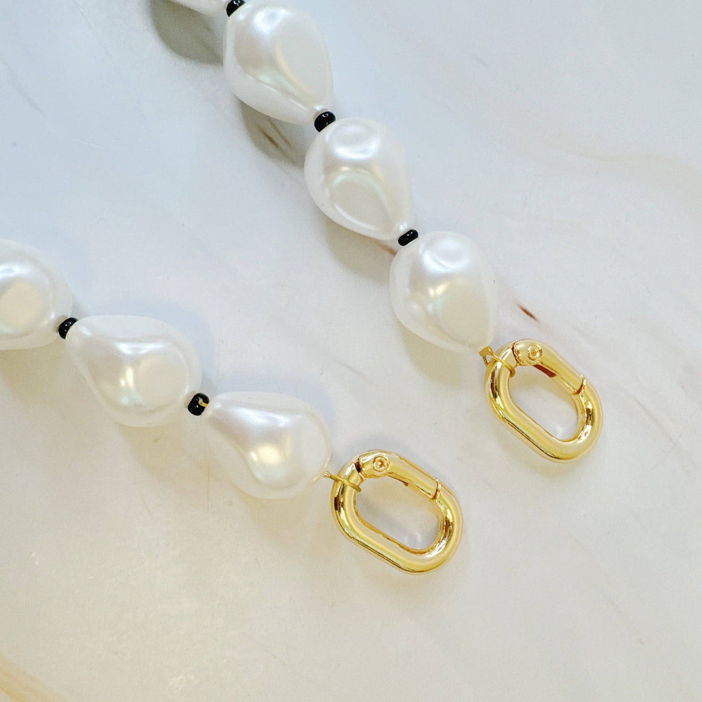 A pearl and bead bag charm with gold-plated clasp