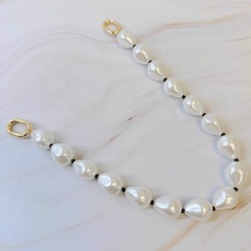A pearl and bead bag charm with gold-plated clasp 